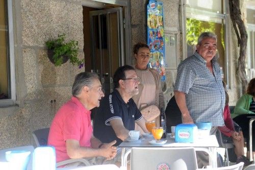 Rajoy ha recorrido en la mañana de este domingo la Ruta da Pedra e da Auga, que discurre entre los municipios de Ribadumia y Meis en compañía del marido de la ministra Ana Pastor, José Benito Suárez.