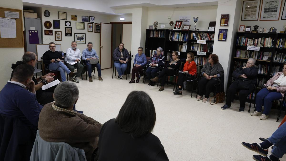 Un momento del encuentro en la sede vecinal de Nuevo Gijón.