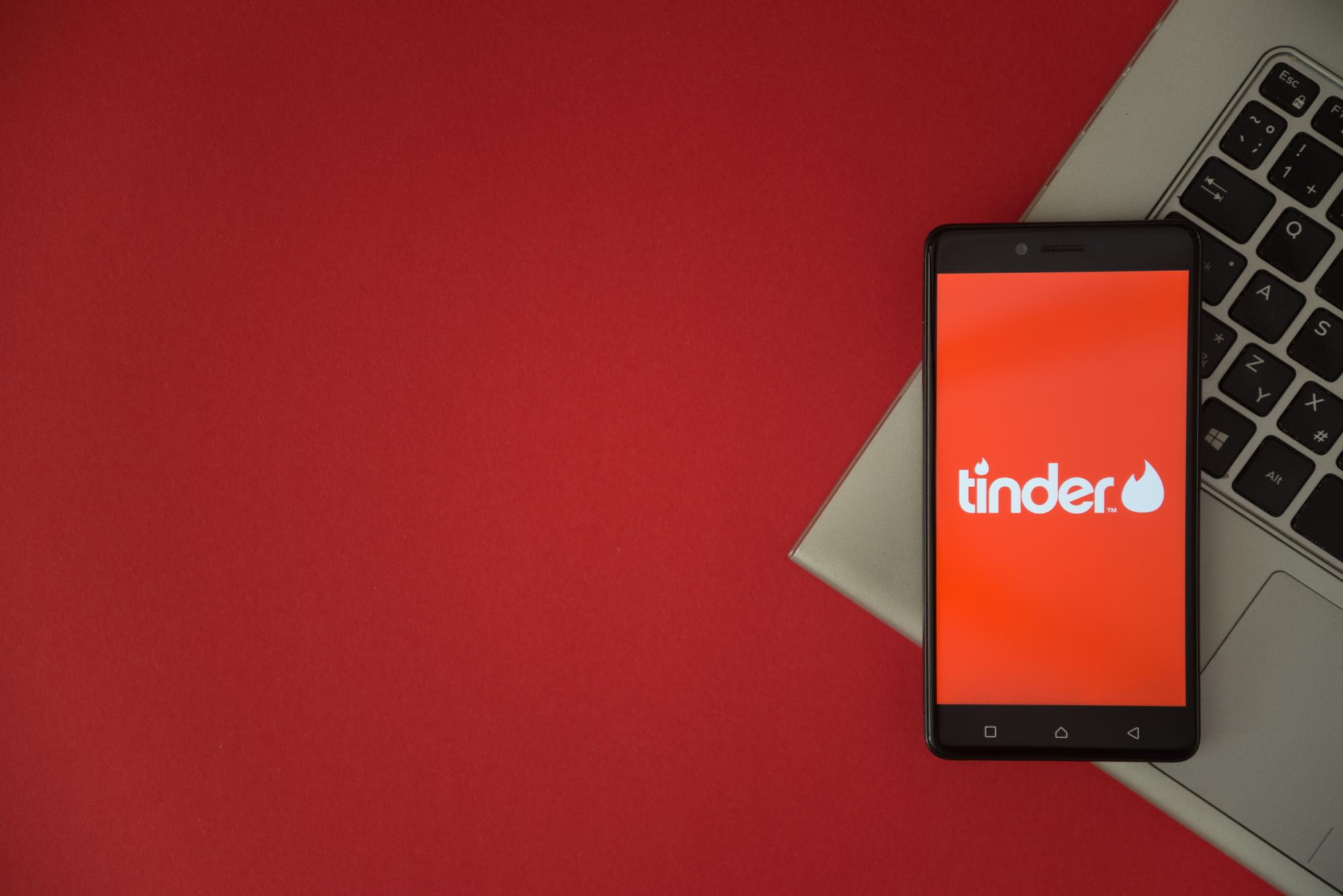 Un móvil con la aplicación de Tinder