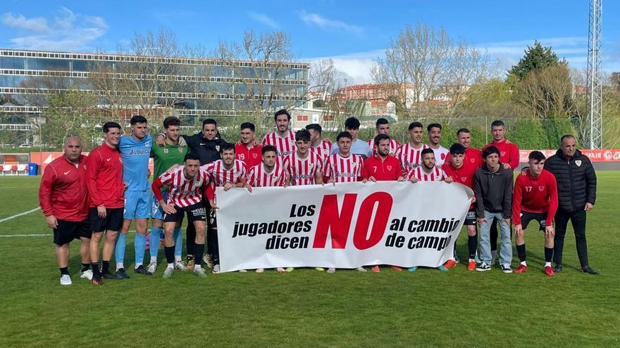 Protesta de jugadores del Atlético Arteixo por la instalación de césped artificial en Ponte dos Brozos |  // LOC