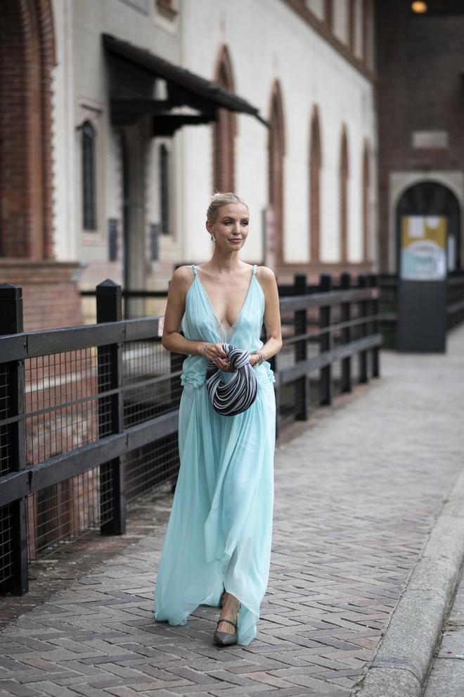 Leonie Hanne con vestido de gasa azul