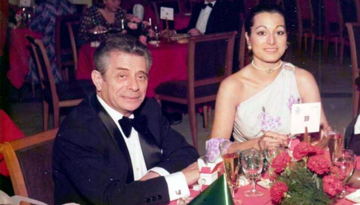 Grunfeld junto a su nuera, madre de Antonio, en la Nochevieja de 1975, en el Hotel Palace de Madrid.