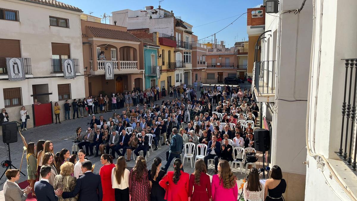 Decenas de personas participaron en la proclamación celebrada en la placeta de Sant Vicent.