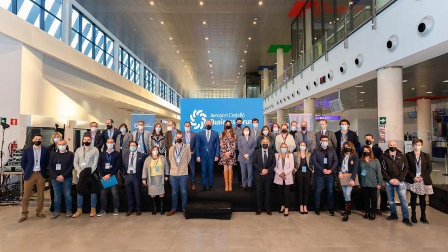 Foto de familia de los asistentes con la consellera de Innovación, Carolina Pascual, y el presidente de la Diputación de Castellón, José Martí. | MEDITERRÁNEO