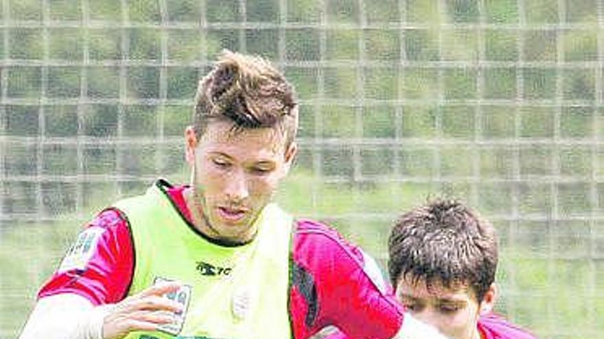 Pedro, superando a Canella en el entrenamiento de ayer.