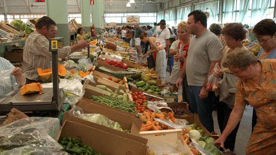 Varias personas compran verduras y hortalizas en un mercado de Gran Canaria. | ANDRÉS CRUZ