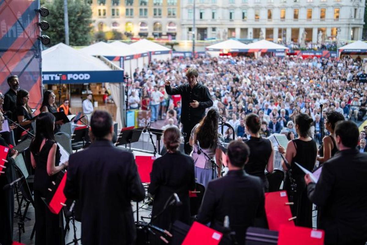 Marin Alsop dirige a la Philharmonia Orchestra de Londres y al Orfeó Català durante el concierto gratuito al aire libre celebrado en la Plaça de Catalunya con motivo del Año Gaudí