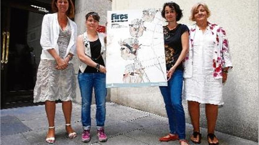 L&#039;alcaldessa i la regidora de Fires de Girona amb les dues autores del cartell.