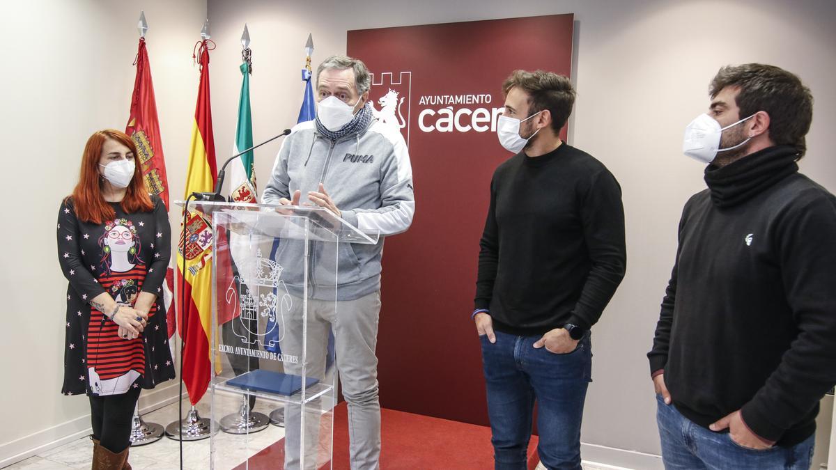 Valdés, Pariente, Holguín y Gibello, en la presentación de las actividades.