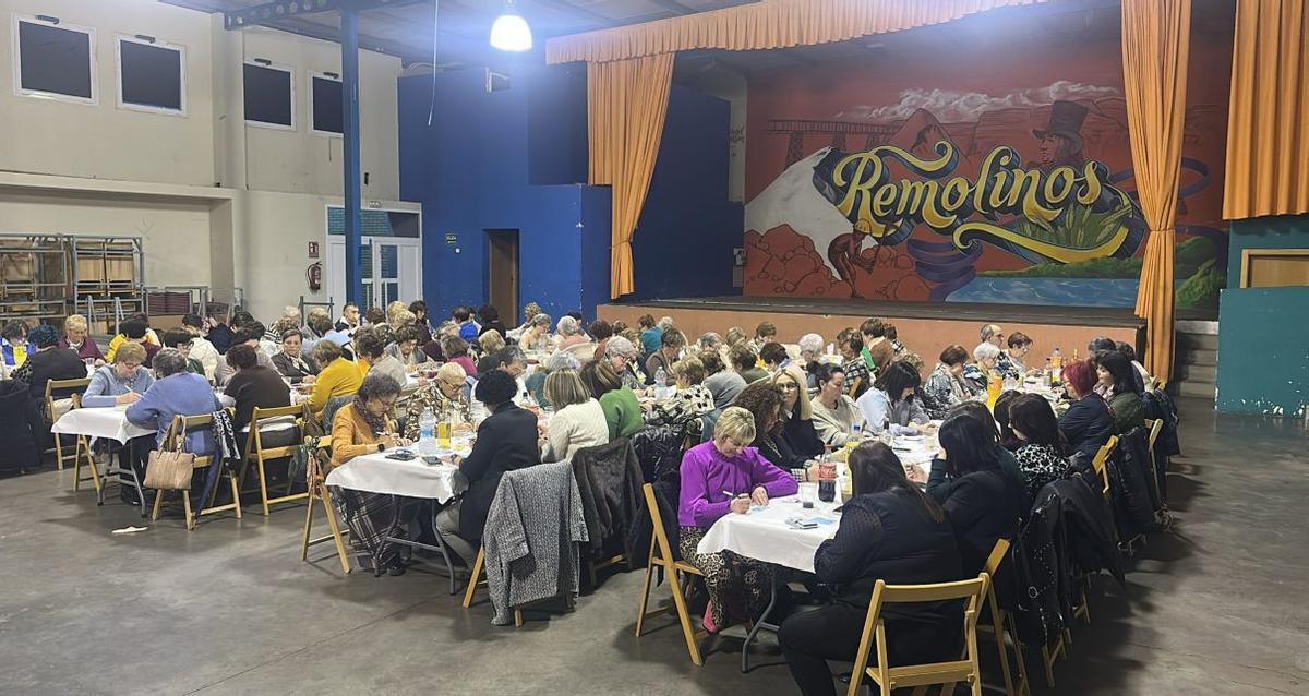 Las vecinas de Remolinos se reunieron para tomar café en el pabellón.