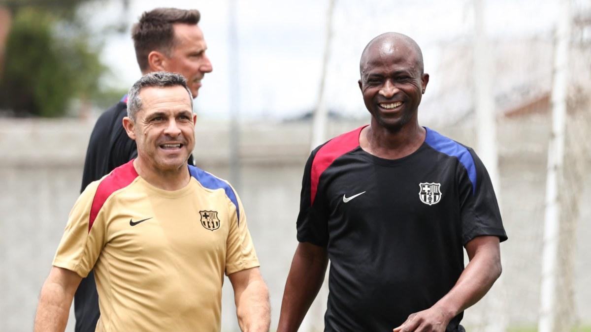 Sergi Barjuan con Samuel Okunowo en el entrenamiento de los Barça Legends
