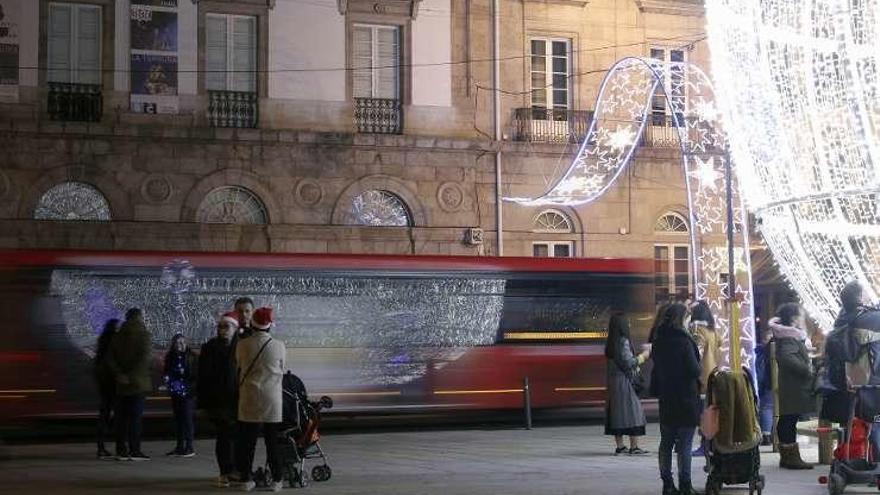 Las luces navideñas y el bus, protagonistas de la imagen ganadora.