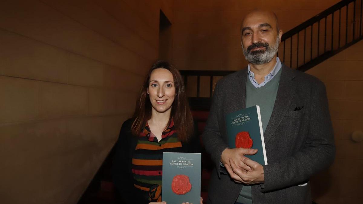 La investigadora Laura Malo y el director general de Cultura del Gobierno de Aragón, Víctor Lucea.