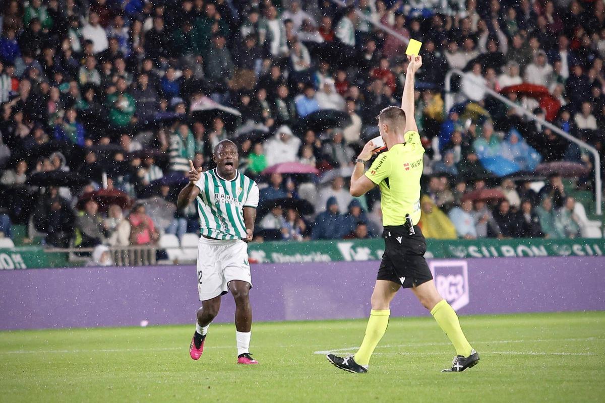 Moreno Aragón amonesta a Fomeyem durante el encuentro del Córdoba CF contra el Deportivo en El Arcángel, esta temporada.