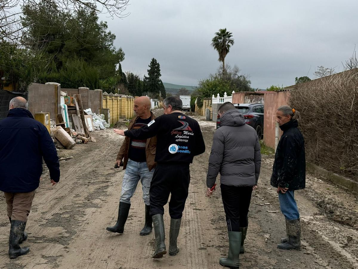 El portavoz del PSOE, Antonio Hurtado, durante su visita a las zonas inundadas.