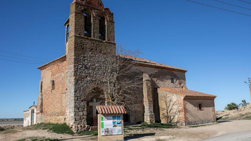 Iglesia de San Martín en Otero de Sariegos que la asociación se ha propuesto recuperar. | J. L. F. (ARCHIVO)