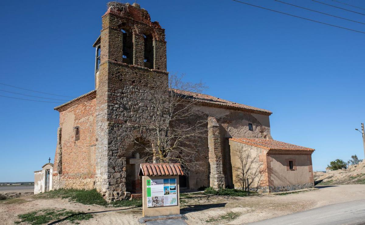 Iglesia de San Martín en Otero de Sariegos que la asociación se ha propuesto recuperar. | J. L. F. (ARCHIVO)