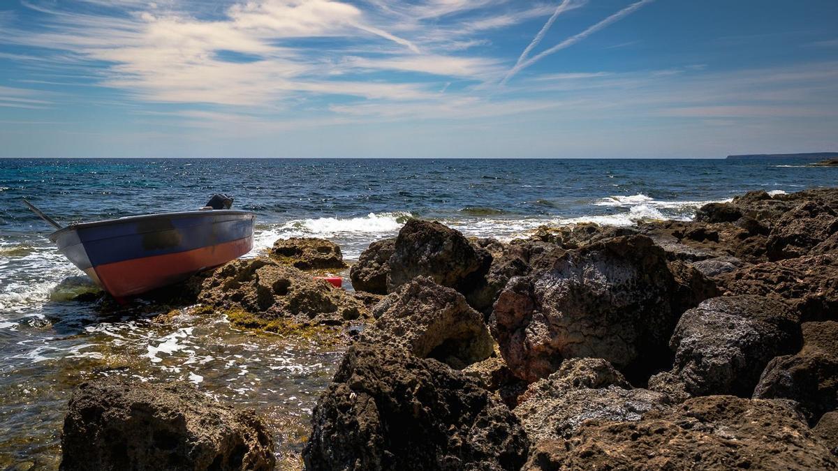 Una patera abandonada en la zona de s'Estufador, en Formentera