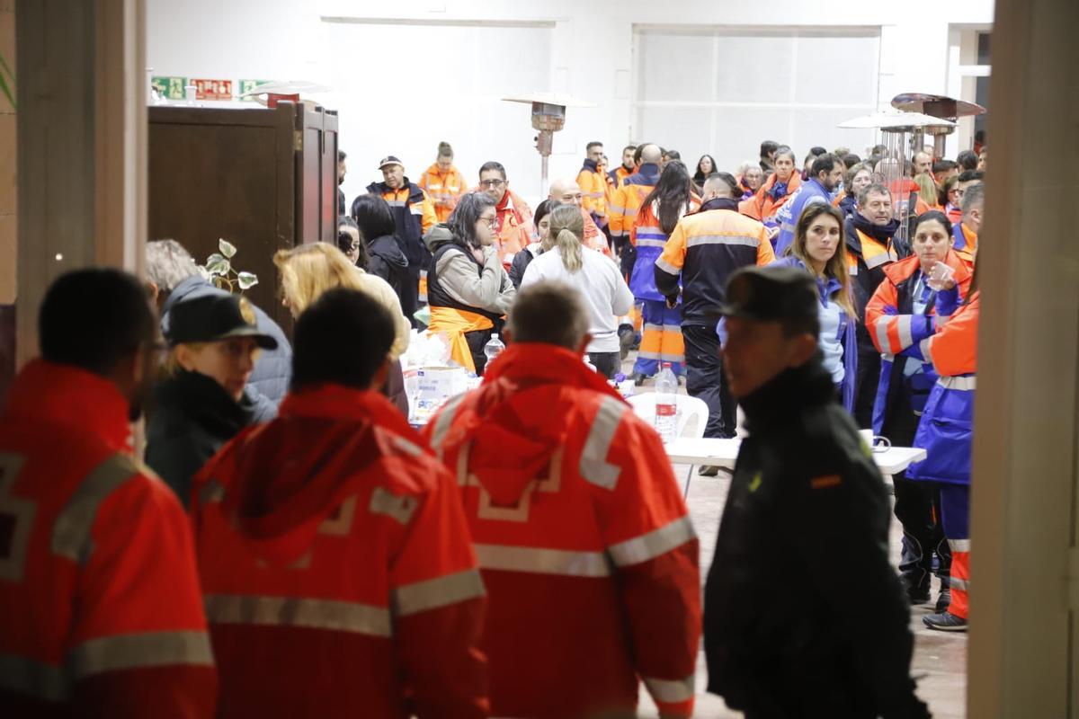 Sanitarios, voluntarios y familiares en el pabellón de Adamuz donde se atienden a los heridos.
