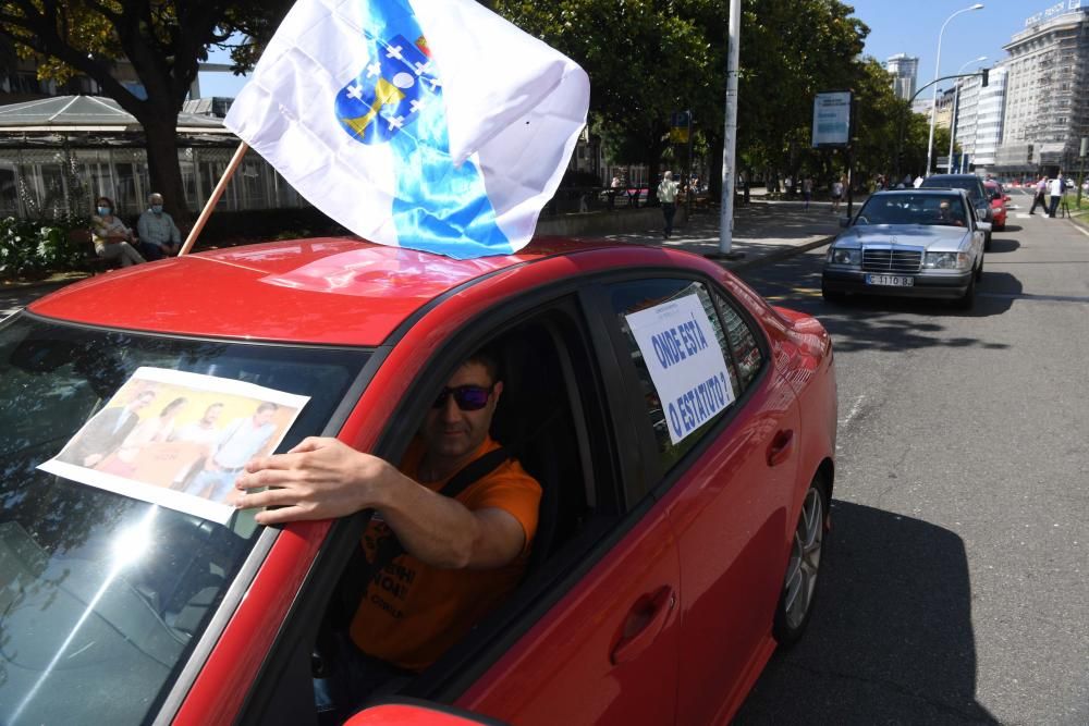 Una caravana de coches recorre la ciudad desde la factoría para reclamar una solución al problema que sufre.