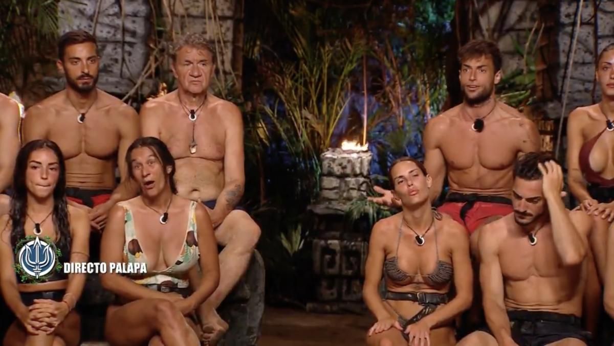 Los supervivientes en la palapa durante la discusión entre Montoya, Laura Cuevas y Anita
