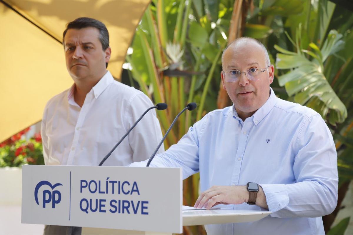 Miguel Tellado (d) junto a José María Bellido.