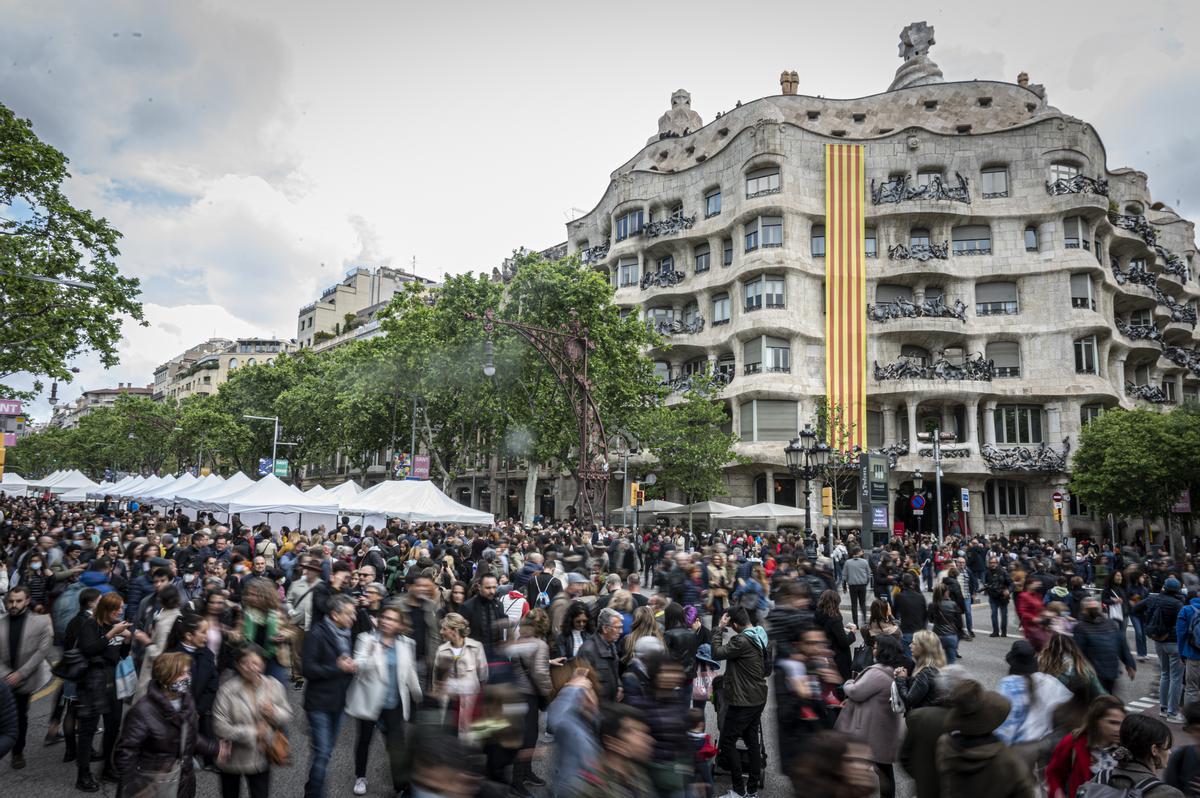 Barcelona 23-04-2022 Icult. ambient sant jordi paseig de gràcia. AUTOR: MANU MITRU