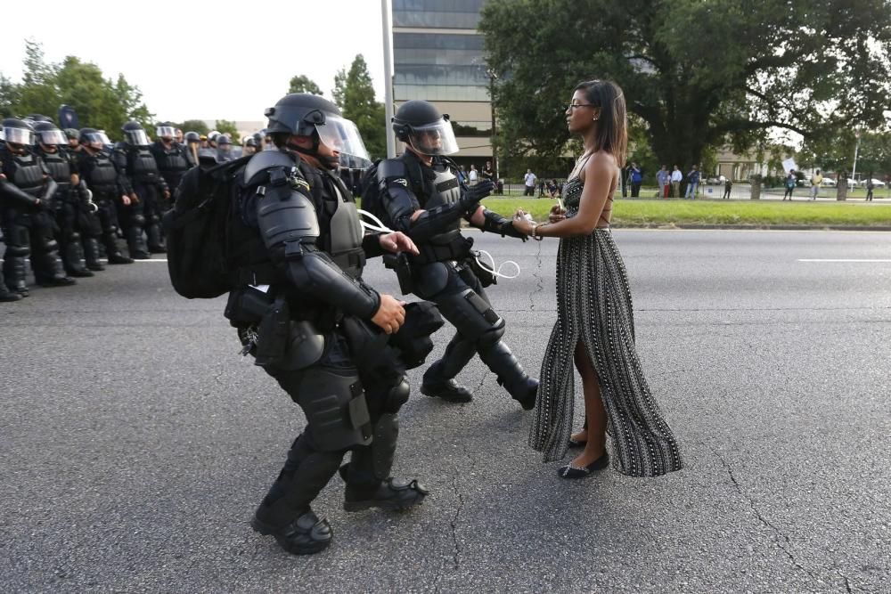 La jove activista Ieshia Evans en el moment en el qual ofereix les seves mans per ser arrestada pels policies antidisturbis durant una protesta contra de la violència policial enfront del departament de policia de Baton Rouge a Louisiana (EUA)