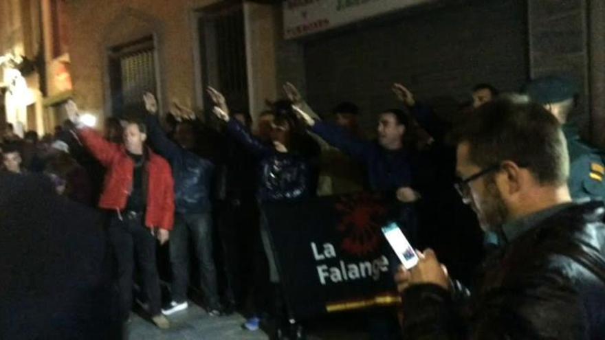 Un grupo de falangistas irrumpe en la concentración por la Cruz de los Caídos de Callosa de Segura