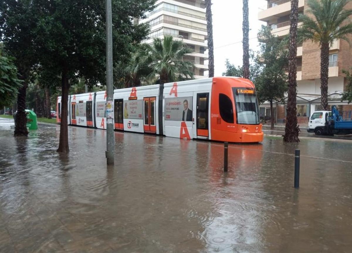 El TRAM surcando las aguas en San Juan.