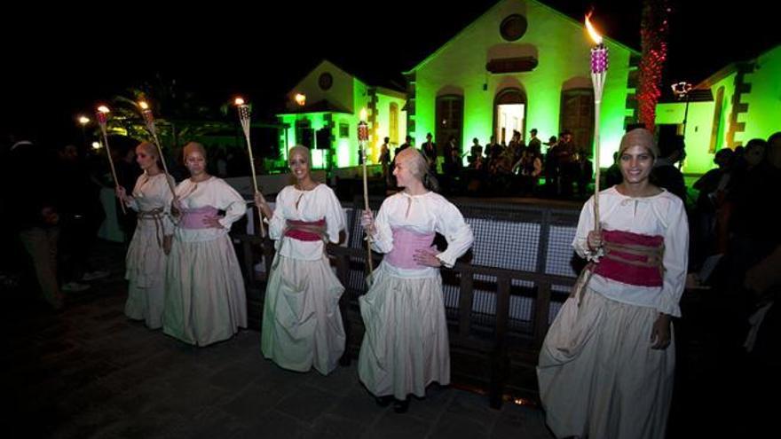 A partir del próximo martes comenzarán las visitas guiadas por el entorno histórico de la Ampuyenta, dentro de la Red de Museos del Cabildo de Fuerteventura. En las imágenes el espectáculo musical y el interior del Hospital.