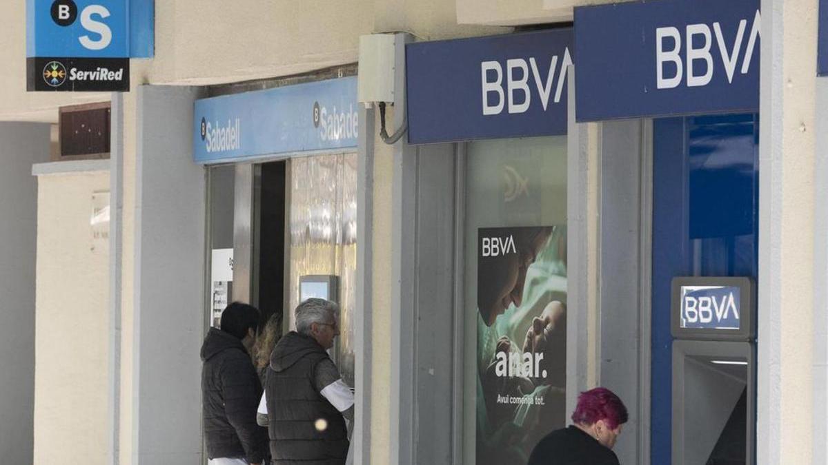 Oficines del Banc Sabadell i del BBVA a Barcelona. | FERRAN NADEU