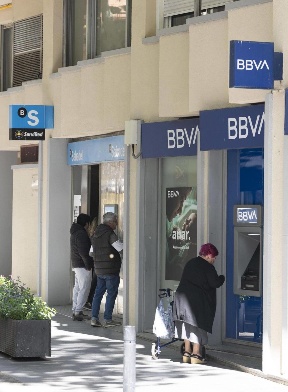 Oficines del Banc Sabadell i del BBVA a Barcelona. | FERRAN NADEU