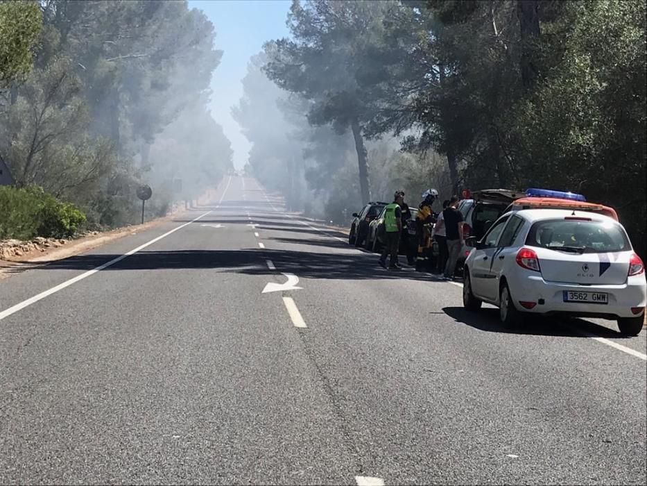 Un incendio en Son Verí obliga a cerrar la carretera de Cap Blanc