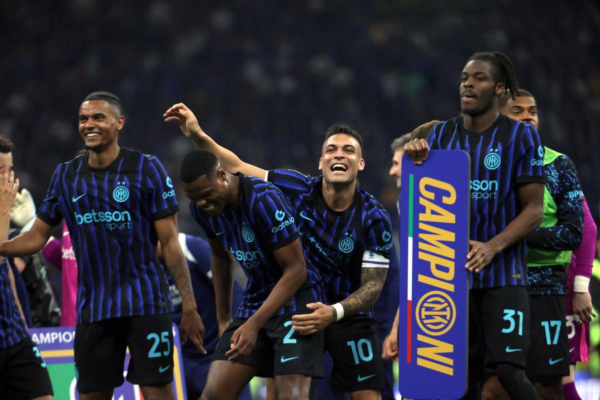 MILAN (Italy), 03/05/2026.- Inter Milan's Lautaro Martinez (C) and teammates celebrate winning the 2025/2026 Seire A league title after winning the Italian Serie A soccer match between Inter Milan and Parma Calcio in Milan, Italy, 03 May 2026. (Italia) EFE/EPA/MATTEO BAZZI