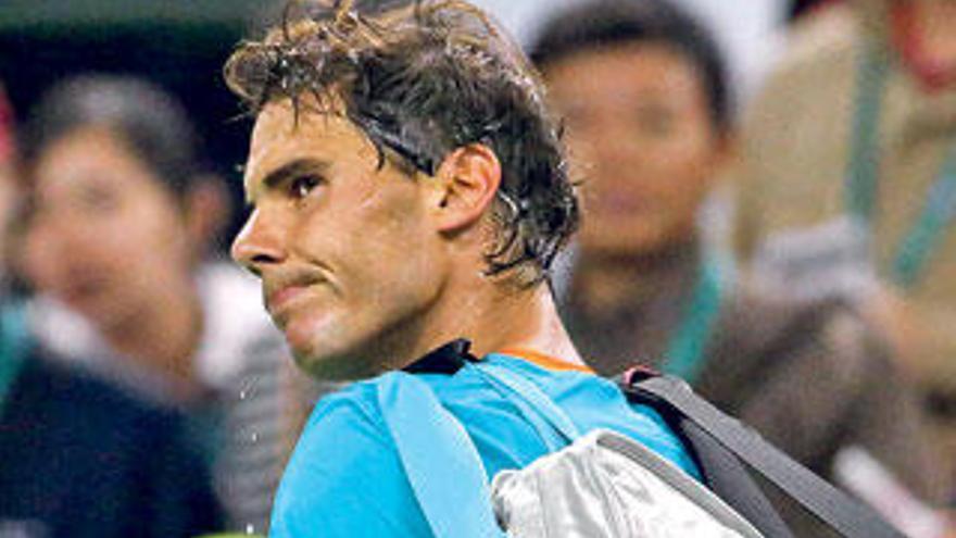 Nadal se despide del público de Shanghái tras su derrota.