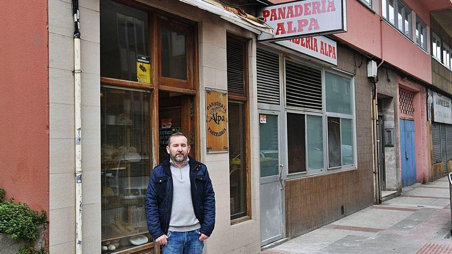 José Manuel González Soto, delante de la panadería situada bajo su vivienda.