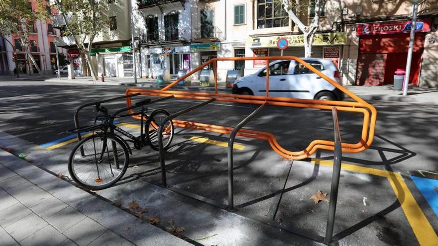 El nuevo aparcamiento para diez bicicletas instalado en la plaza de Alexander Fleming.