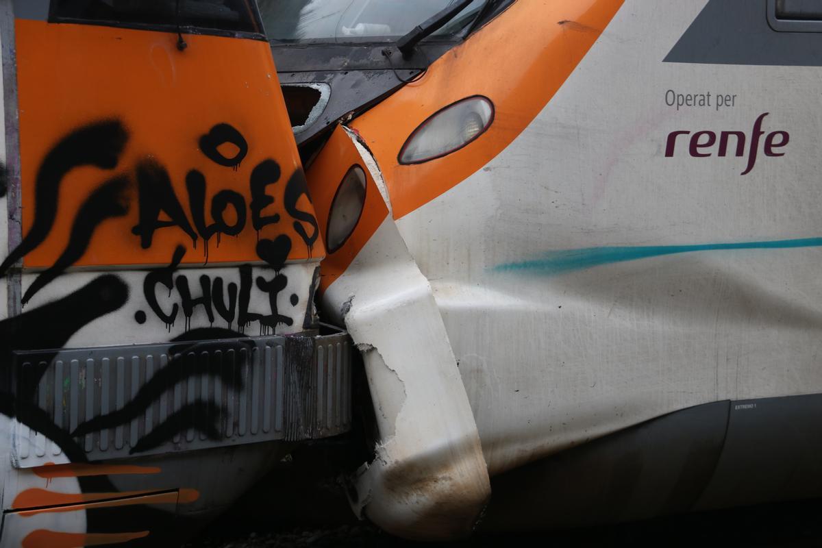 Los dos trenes que han chocado en la estación de Montcada i Reixac-Manresa.
