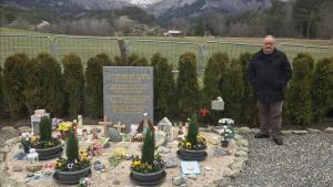 Narcís Motgé, este jueves, junto al monolito en memoria de las víctimas del Germanwings levantado en la localidad francesa de Le Vernet.  