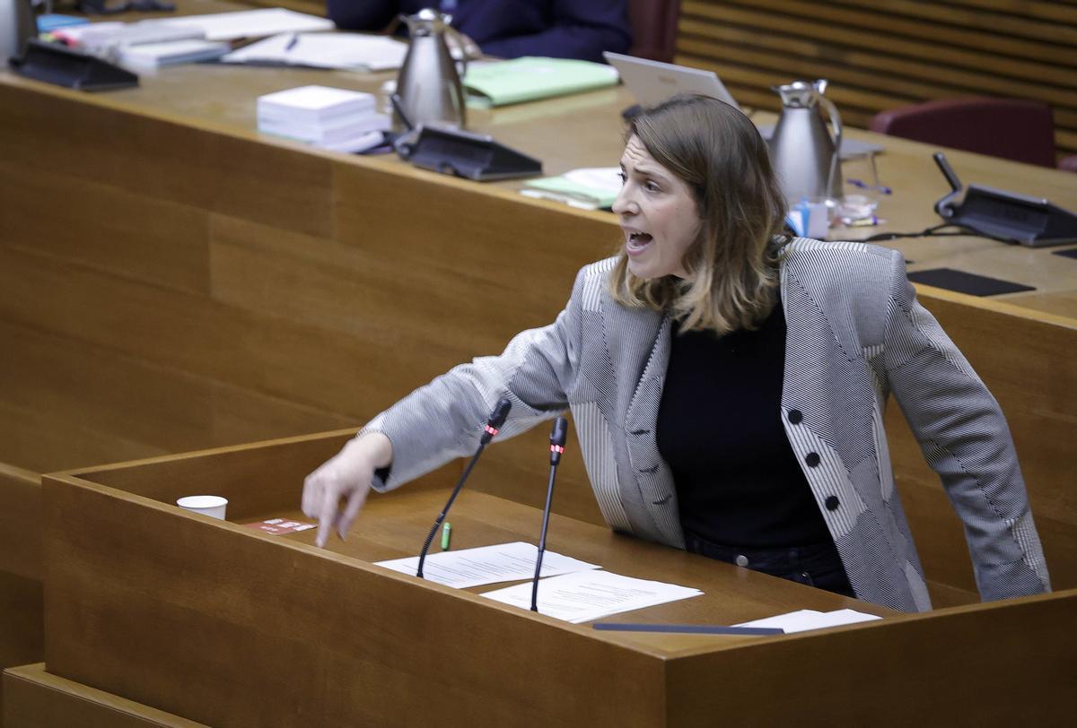 La diputada de Compromís, Paula Espinosa, interviene este jueves en las Corts.