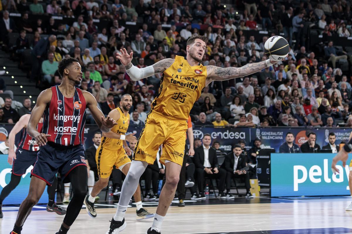 Fran Guerra captura un rebote en el partido de la Copa del Rey 2026 ante el Baskonia.