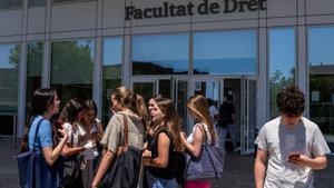 Ambiente en la facultad de derecho de la UB durante las pruebas de selectividad de este año.