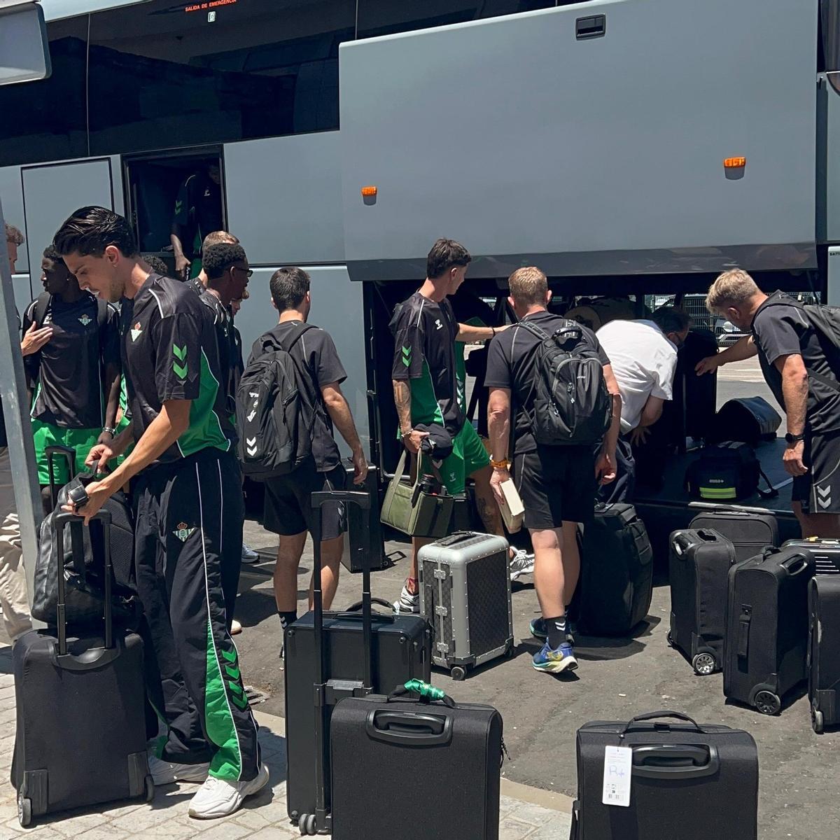 Marc Bartra, en la expedición del Betis partiendo a Alemania en pretemporada
