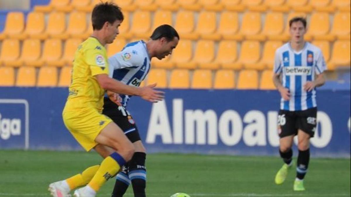 De Tomás, junto a un jugador del Alcorcón