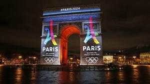 El Arco del Triunfo de París, iluminado con el logo de los JJOO de 2024.