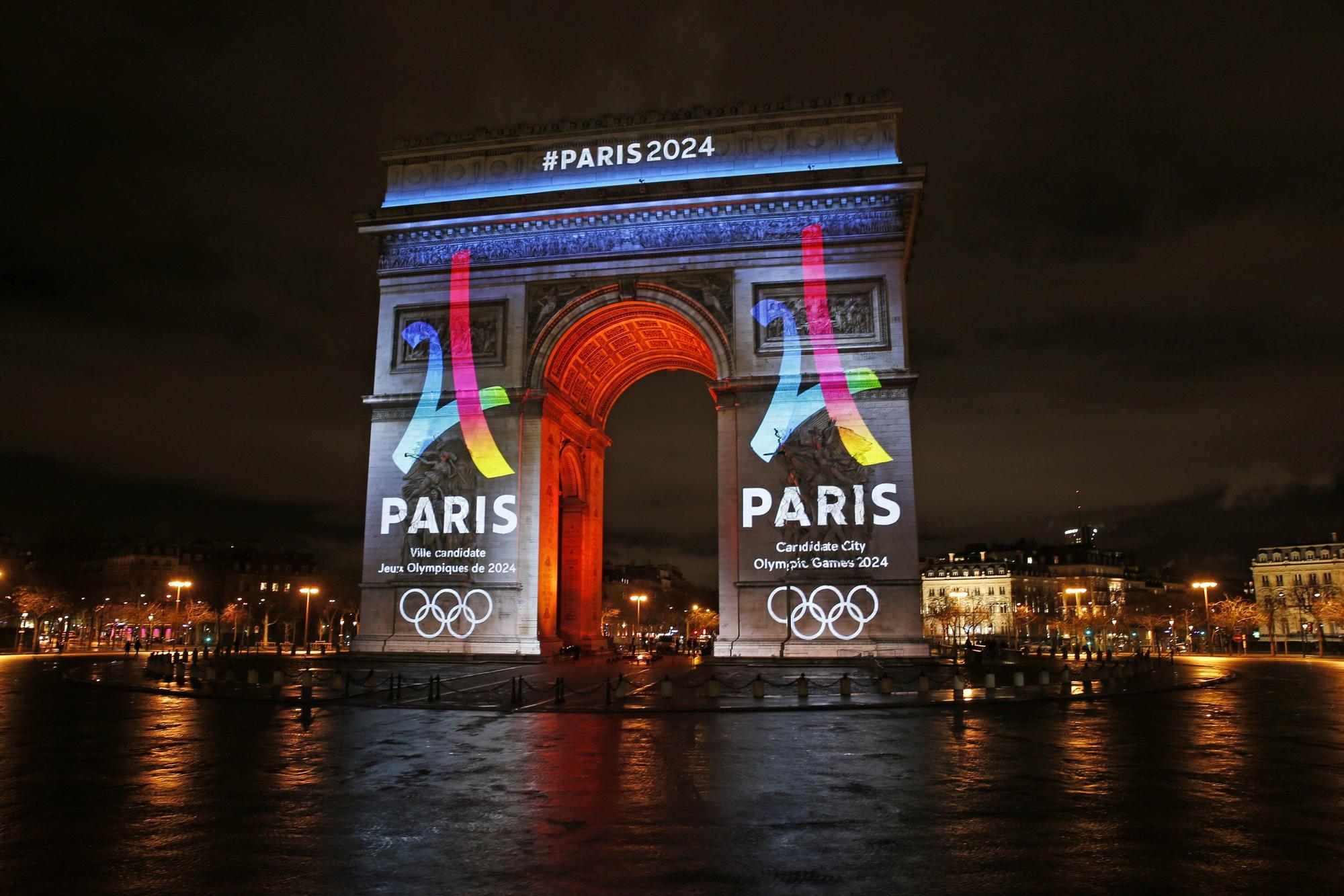 El Arco del Triunfo de París, iluminado con el logo de los JJOO de 2024.