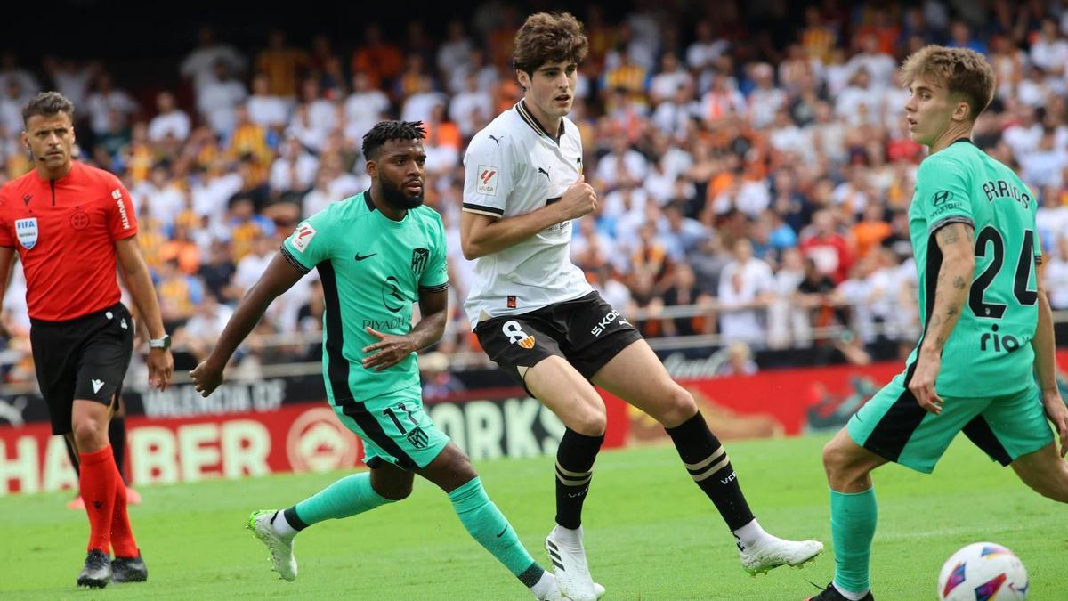Javi Guerra, durante un partido frente al Atlético de Madrid en Mestalla.