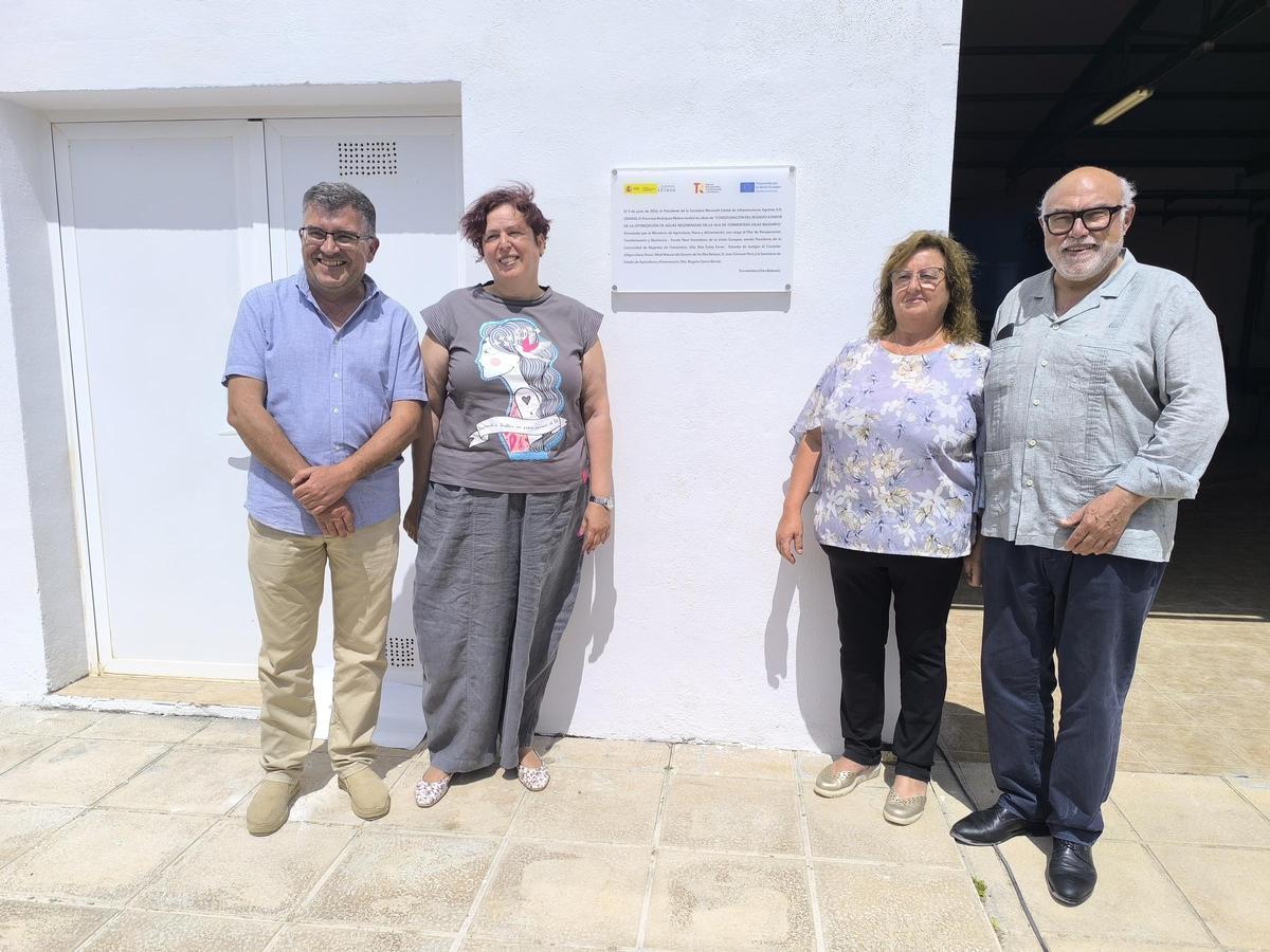 De izquierda a derecha Joan Simonet, Begoña García Bernal, Rita Costa y Francisco Rodríguez junto a la placa conmemorativa