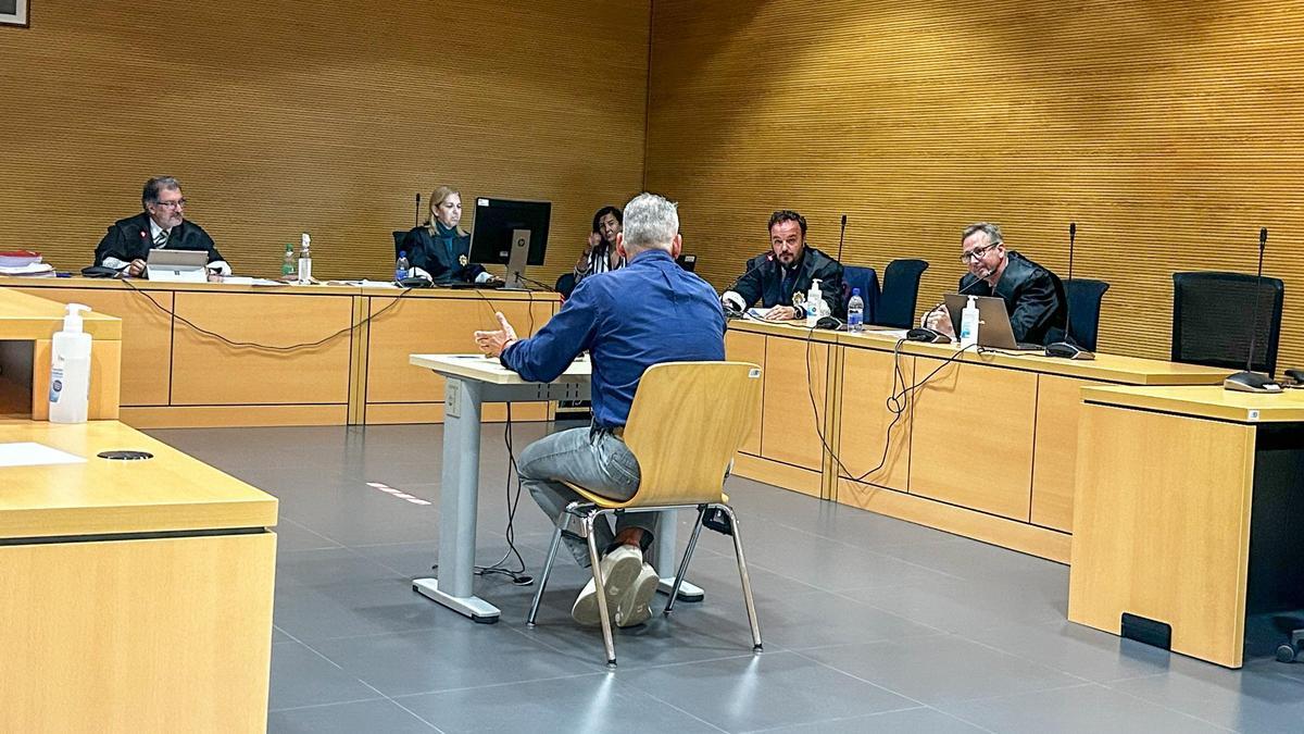 El encausado, de espaldas, durante el interrogatorio del fiscal ante la Audiencia de Las Palmas.